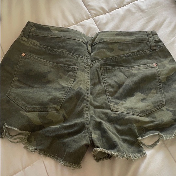 Shorts - Picture 2 of 4